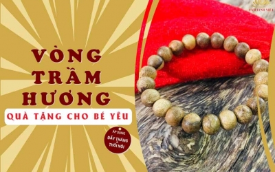 Đặt Mâm Cúng Đầy Tháng Thôi Nôi Được Tặng Vòng Trầm Hương