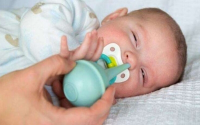 Lưu ý quan trọng khi hút rửa mũi và vỗ long đờm cho bé