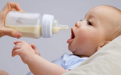 Mẹ chăm bé nhàn hơn nhờ cách tập cho bé bú bình
